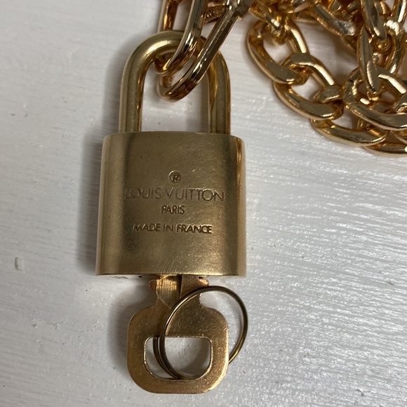 No deal like a show deal come in and bid on your liked item and sell and share - Picture 3 of 10